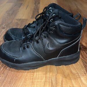Nike Boys Manoa Leather Boots (Color: Black)(Size: 5Y)